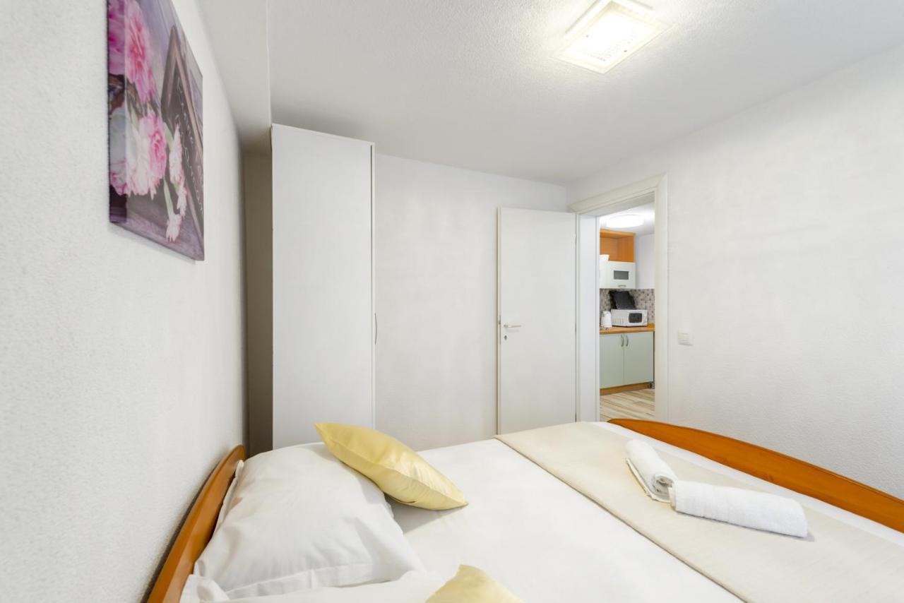 Apartments by the sea Baska Voda, Makarska - 17570 Bagian luar foto