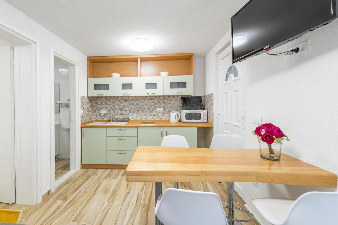 Apartments by the sea Baska Voda, Makarska - 17570 Bagian luar foto