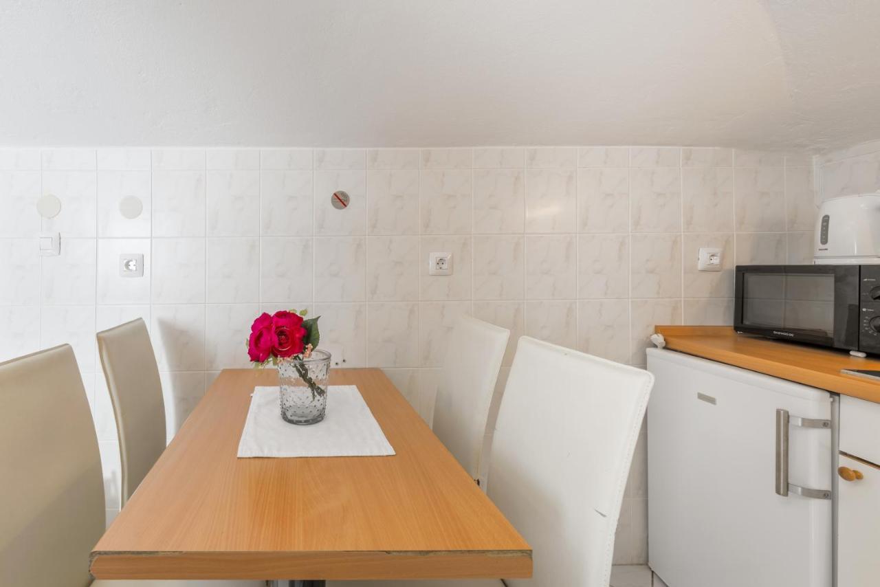 Apartments by the sea Baska Voda, Makarska - 17570 Bagian luar foto