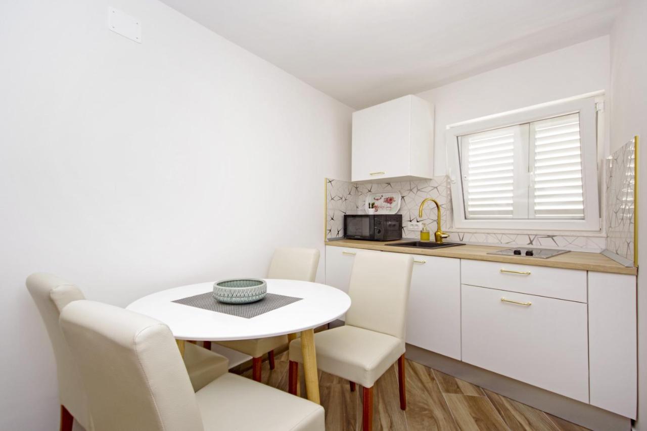Apartments by the sea Baska Voda, Makarska - 17570 Bagian luar foto
