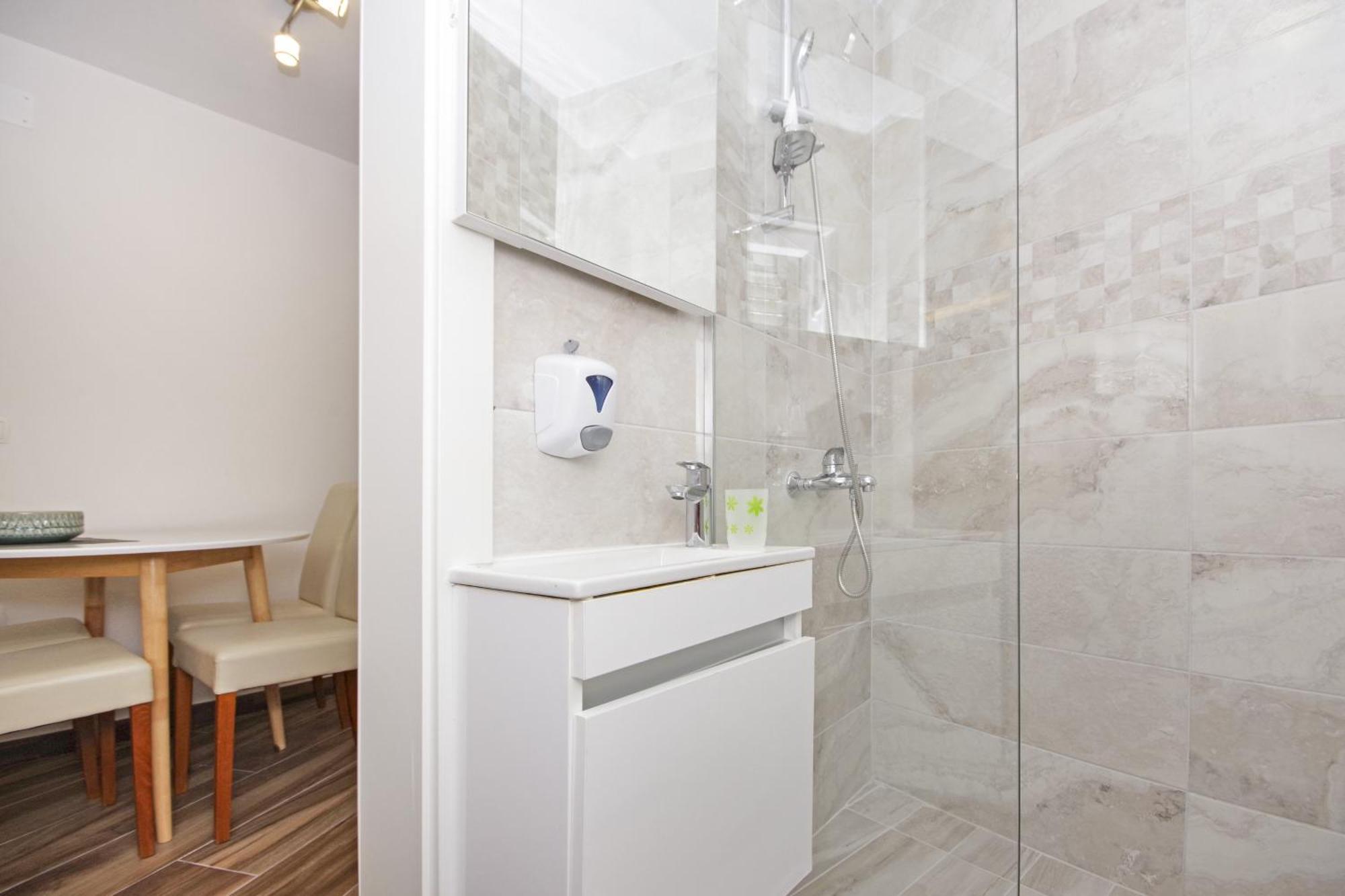 Apartments by the sea Baska Voda, Makarska - 17570 Ruang foto